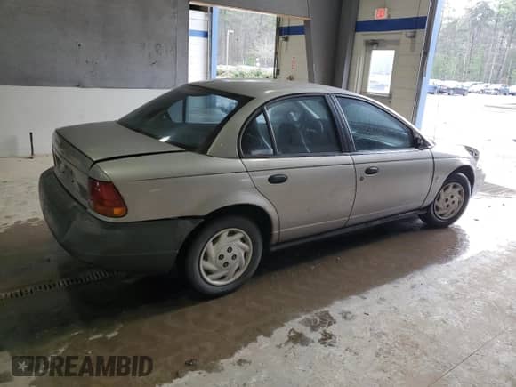 1998 Saturn SL z VIN 1G8ZF5285WZ204569, wystawiony jako Copart lot #43624765 z przebiegiem 318 544 mil mil oraz Szkoda całkowita • Salvage title. Historia ofert i sprzedaży dostępna na DreamBid. Obrazek 3.