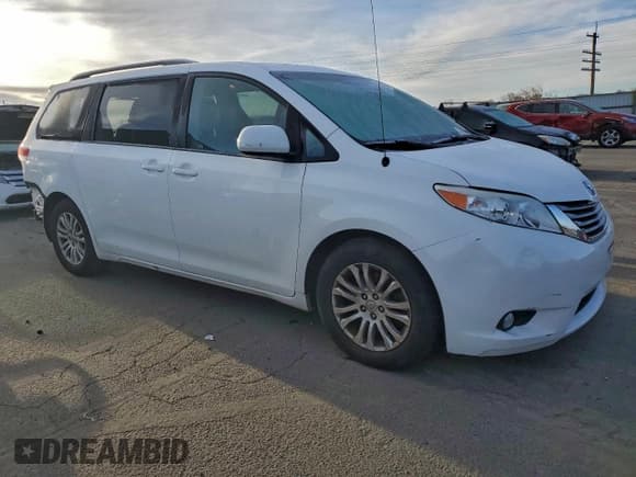 ✅ 2013 Toyota Sienna XLE • VIN: 5TDYK3DC3DS284116 • Lot: 95488785. Wystawiony na Copart z przebiegiem 137 694 mil. Bezpłatny archiwum sprzedaży aukcyjnych z USA i szczegółowy raport historii pojazdu na DreamBid. Zdjęcie 4.