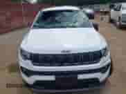 2025 Jeep Compass Latitude z VIN 3C4NJDBN0ST586904, wystawiony jako IAAI lot #42896513 z przebiegiem 4 100 mil mil oraz . Historia ofert i sprzedaży dostępna na DreamBid. Obrazek 6.