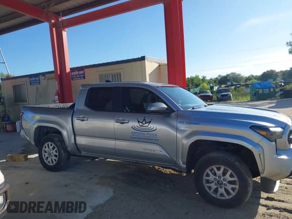 ✅ 2025 Toyota Tacoma SR5 • VIN: 3TYKB5FN1ST022435 • Lot: 43515823. Wystawiony na IAAI z przebiegiem 1 194 mil. Bezpłatny archiwum sprzedaży aukcyjnych z USA i szczegółowy raport historii pojazdu na DreamBid. Zdjęcie 13.