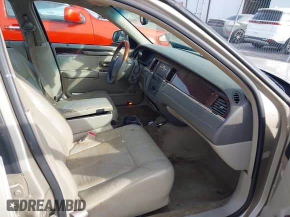 ✅ 2009 Lincoln Town Car Signature Limited • VIN: 2LNHM82V39X619538 • Lot: 43689688. Listed on IAAI with 196,708 mi. Free auction sales archive from the USA and detailed vehicle history report at DreamBid. Image 5.