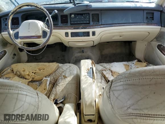 ✅ 1995 Lincoln Town Car Cartier • VIN: 1LNLM83W6SY689378 • Lot: 80098394. Listed on Copart with 228,064 mi. Free auction sales archive from the USA and detailed vehicle history report at DreamBid. Image 8.