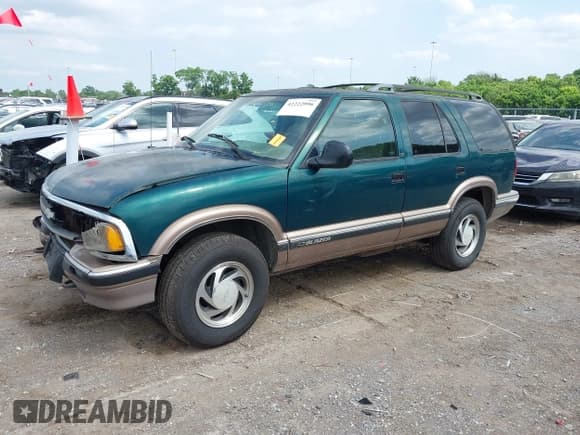 ✅ 1997 Chevrolet Blazer LS • VIN: 1GNDT13W8V2229785 • Lot: 42222096. Wystawiony na IAAI z przebiegiem 244 955 mil. Bezpłatny archiwum sprzedaży aukcyjnych z USA i szczegółowy raport historii pojazdu na DreamBid. Zdjęcie 2.