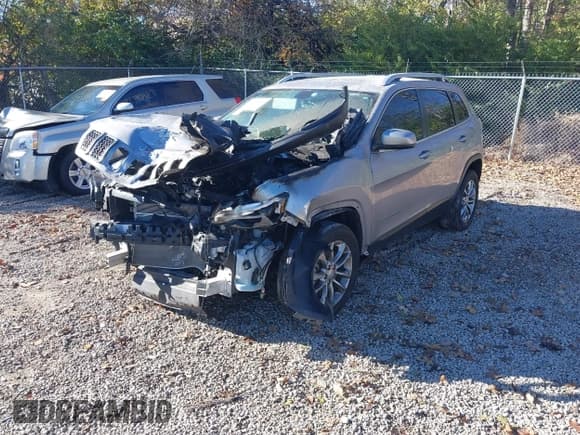 ✅ 2019 Jeep Cherokee Latitude Plus • VIN: 1C4PJLLB7KD115183 • Lot: 43704815. Wystawiony na IAAI z przebiegiem Nie podano. Bezpłatny archiwum sprzedaży aukcyjnych z USA i szczegółowy raport historii pojazdu na DreamBid. Zdjęcie 2.