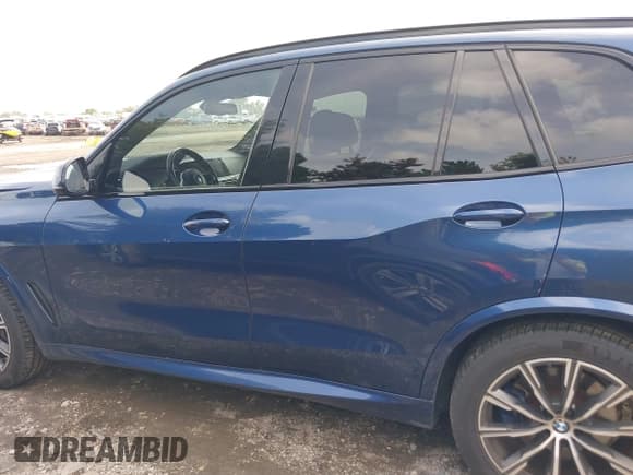 ✅ 2019 BMW X5 xDrive50i • VIN: 5UXJU2C54KLN49907 • Лот: 43281101. Опубликован ранее на IAAI с пробегом 53 335 миль. Бесплатный доступ к архиву аукционных продаж из США и подробный отчёт об истории автомобиля на DreamBid. Изображение 14.