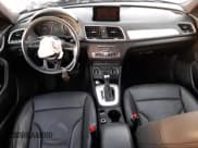 ✅ 2018 Audi Q3 Premium • VIN: WA1BCCFS2JR034913 • Lot: 69165622. Wystawiony na Copart z przebiegiem Nie podano. Bezpłatny archiwum sprzedaży aukcyjnych z USA i szczegółowy raport historii pojazdu na DreamBid. Zdjęcie 8.