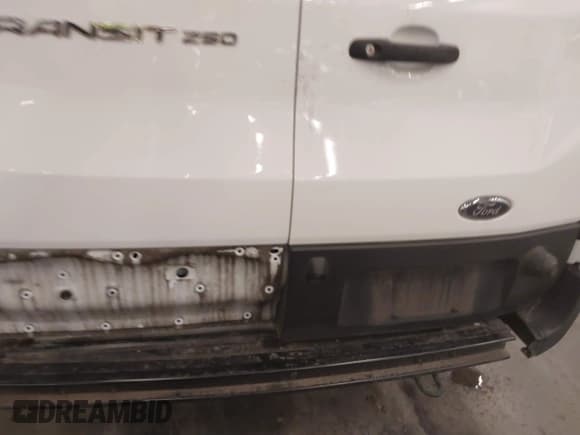 ✅ 2020 Ford Transit Cargo • VIN: 1FTBR1Y81LKA74678 • Lot: 41173381. Wystawiony na IAAI z przebiegiem 39 137 mil. Bezpłatny archiwum sprzedaży aukcyjnych z USA i szczegółowy raport historii pojazdu na DreamBid. Zdjęcie 21.