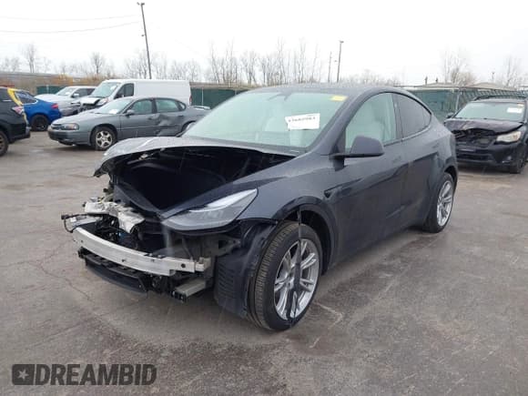 ✅ 2024 Tesla Model Y Long Range • VIN: 7SAYGDEE9RA265508 • Lot: 43685983. Wystawiony na IAAI z przebiegiem 33 217 mil. Bezpłatny archiwum sprzedaży aukcyjnych z USA i szczegółowy raport historii pojazdu na DreamBid. Zdjęcie 20.
