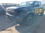 ✅ 2025 Toyota Tacoma SR • VIN: 3TMLB5JNXSM103411 • Лот: 42963505. Опубликован ранее на IAAI с пробегом 9 330 миль. Бесплатный доступ к архиву аукционных продаж из США и подробный отчёт об истории автомобиля на DreamBid. Изображение 6.