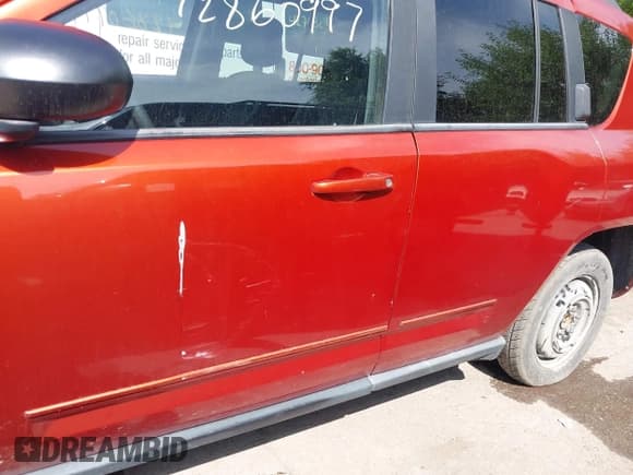 ✅ 2010 Jeep Compass Sport • VIN: 1J4NT4FBXAD611882 • Lot: 42860997. Wystawiony na IAAI z przebiegiem 118 951 mil. Bezpłatny archiwum sprzedaży aukcyjnych z USA i szczegółowy raport historii pojazdu na DreamBid. Zdjęcie 13.