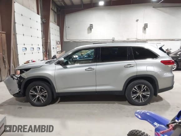 ✅ 2019 Toyota Highlander LE • VIN: 5TDBZRFH0KS992611 • Lot: 43812508. Wystawiony na IAAI z przebiegiem 67 640 mil. Bezpłatny archiwum sprzedaży aukcyjnych z USA i szczegółowy raport historii pojazdu na DreamBid. Zdjęcie 14.