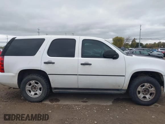 ✅ 2011 Chevrolet Tahoe Commercial • VIN: 1GNLC2E08BR270902 • Lot: 43834779. Wystawiony na IAAI z przebiegiem 221 149 mil. Bezpłatny archiwum sprzedaży aukcyjnych z USA i szczegółowy raport historii pojazdu na DreamBid. Zdjęcie 13.