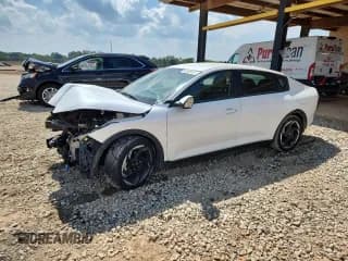 ✅ 2025 Kia K4 EX • VIN: 3KPFU4DE3SE023200 • Лот: 81345405. Опубликован ранее на Copart с пробегом 11 105 миль. Бесплатный доступ к архиву аукционных продаж из США и подробный отчёт об истории автомобиля на DreamBid. Изображение 1.