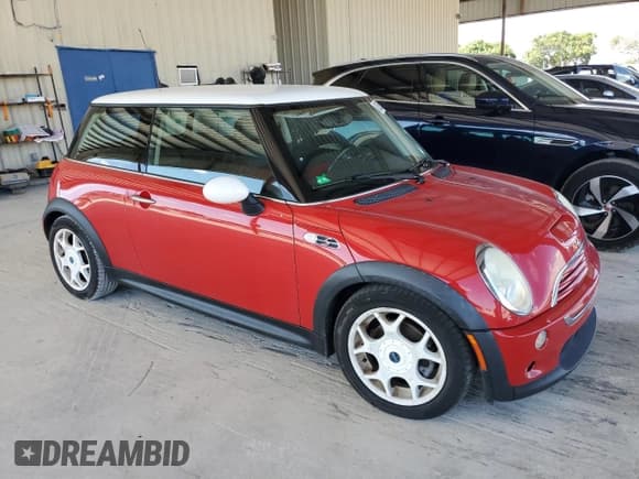 ✅ 2006 MINI Hardtop S • VIN: WMWRE335X6TJ34052 • Lot: 82626565. Listed on Copart with 96,761 mi. Free auction sales archive from the USA and detailed vehicle history report at DreamBid. Image 4.
