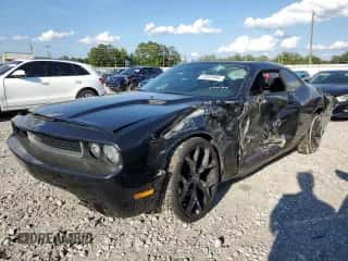 2014 Dodge Challenger SXT z VIN 2C3CDYAG3EH208523, wystawiony jako Copart lot #72553994 z przebiegiem 133 768 mil mil oraz Szkoda całkowita • Salvage title. Historia ofert i sprzedaży dostępna na DreamBid. Obrazek 1.
