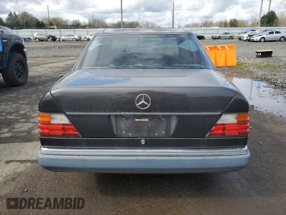 ✅ 1993 Mercedes-Benz 400 E • VIN: WDBEA34E6PB948930 • Лот: 49553105. Опубликован ранее на Copart с пробегом 273 225 миль. Бесплатный доступ к архиву аукционных продаж из США и подробный отчёт об истории автомобиля на DreamBid. Изображение 6.