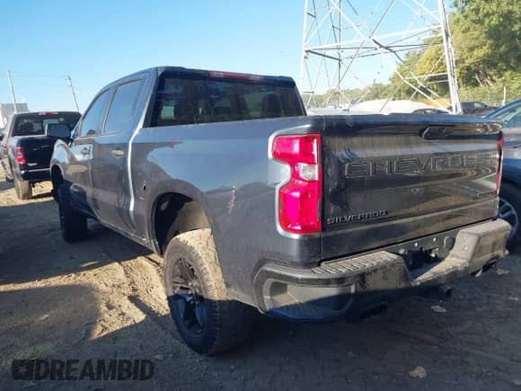 2021 Chevrolet Silverado 1500 Custom Trail Boss z VIN 1GCPYCEF4MZ263535, wystawiony jako IAAI lot #43104326 z przebiegiem 65 435 mil mil oraz . Historia ofert i sprzedaży dostępna na DreamBid. Obrazek 3.