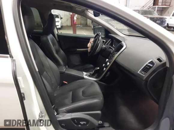 ✅ 2016 Volvo XC60 T5 Premier • VIN: YV4612RK4G2786016 • Lot: 42455395. Wystawiony na IAAI z przebiegiem 74 986 mil. Bezpłatny archiwum sprzedaży aukcyjnych z USA i szczegółowy raport historii pojazdu na DreamBid. Zdjęcie 5.