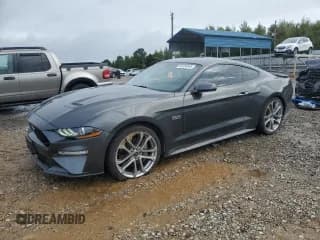 ✅ 2019 Ford Mustang GT Premium • VIN: 1FA6P8CF0K5192455 • Lot: 85334845. Wystawiony na Copart z przebiegiem 51 935 mil. Bezpłatny archiwum sprzedaży aukcyjnych z USA i szczegółowy raport historii pojazdu na DreamBid. Zdjęcie 1.