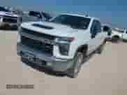 2020 Chevrolet Silverado 2500HD LT z VIN 1GC1YNEY7LF301858, wystawiony jako IAAI lot #42650174 z przebiegiem 107 523 mil mil oraz . Historia ofert i sprzedaży dostępna na DreamBid. Obrazek 2.