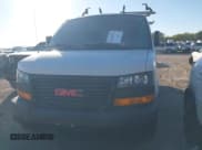 ✅ 2019 GMC Savana Cargo • VIN: 1GTW7AFG9K1326361 • Lot: 43598941. Wystawiony na IAAI z przebiegiem 154 258 mil. Bezpłatny archiwum sprzedaży aukcyjnych z USA i szczegółowy raport historii pojazdu na DreamBid. Zdjęcie 6.