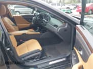 ✅ 2023 Lexus ES 300h • VIN: 58ADA1C14PU027735 • Lot: 39980058. Wystawiony na IAAI z przebiegiem 82 977 mil. Bezpłatny archiwum sprzedaży aukcyjnych z USA i szczegółowy raport historii pojazdu na DreamBid. Zdjęcie 5.