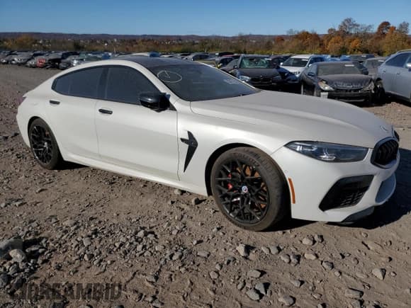 ✅ 2022 BMW M8 Competition • VIN: WBSGV0C02NCG77628 • Lot: 63987104. Wystawiony na Copart z przebiegiem 27 711 mil. Bezpłatny archiwum sprzedaży aukcyjnych z USA i szczegółowy raport historii pojazdu na DreamBid. Zdjęcie 4.