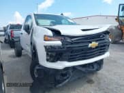 ✅ 2024 Chevrolet Silverado 2500HD • VIN: 1GB0WLE77RF158999 • Лот: 42621436. Опубликован ранее на IAAI с пробегом 7 829 миль. Бесплатный доступ к архиву аукционных продаж из США и подробный отчёт об истории автомобиля на DreamBid. Изображение 1.