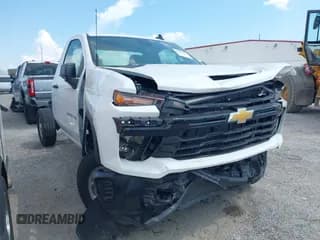 ✅ 2024 Chevrolet Silverado 2500HD • VIN: 1GB0WLE77RF158999 • Лот: 42621436. Опубликован ранее на IAAI с пробегом 7 829 миль. Бесплатный доступ к архиву аукционных продаж из США и подробный отчёт об истории автомобиля на DreamBid. Изображение 1.