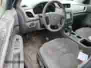 2015 Chevrolet Traverse LS z VIN 1GNKRFKD6FJ197476, wystawiony jako Copart lot #90977255 z przebiegiem 171 403 mil mil oraz Czysty tytuł • Clean title. Historia ofert i sprzedaży dostępna na DreamBid. Obrazek 8.