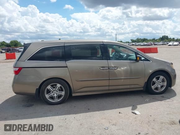✅ 2011 Honda Odyssey Touring • VIN: 5FNRL5H96BB005304 • Lot: 43294411. Wystawiony na IAAI z przebiegiem 179 822 mil. Bezpłatny archiwum sprzedaży aukcyjnych z USA i szczegółowy raport historii pojazdu na DreamBid. Zdjęcie 13.