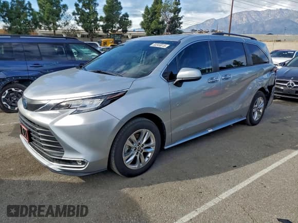 ✅ 2022 Toyota Sienna XLE • VIN: 5TDJRKEC7NS083875 • Lot: 93349815. Listed on Copart with 41,052 mi. Free auction sales archive from the USA and detailed vehicle history report at DreamBid. Image 1.