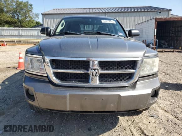 2008 Dodge Dakota SLT z VIN 1D7HW48N88S597218, wystawiony jako Copart lot #67827944 z przebiegiem 88 671 mil mil oraz Czysty tytuł • Clean title. Historia ofert i sprzedaży dostępna na DreamBid. Obrazek 5.