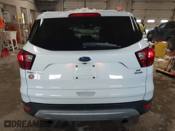 ✅ 2019 Ford Escape SE • VIN: 1FMCU9GD4KUC48001 • Lot: 43860214. Wystawiony na IAAI z przebiegiem 244 371 mil. Bezpłatny archiwum sprzedaży aukcyjnych z USA i szczegółowy raport historii pojazdu na DreamBid. Zdjęcie 16.