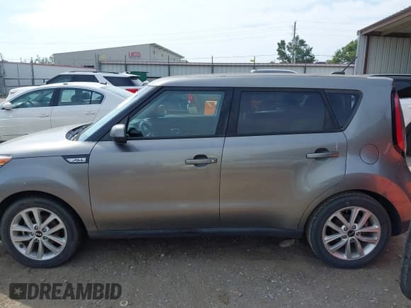 ✅ 2017 Kia Soul + • VIN: KNDJP3A54H7411027 • Lot: 43134180. Wystawiony na IAAI z przebiegiem 110 040 mil. Bezpłatny archiwum sprzedaży aukcyjnych z USA i szczegółowy raport historii pojazdu na DreamBid. Zdjęcie 15.