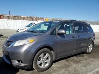 ✅ 2015 Toyota Sienna LE • VIN: 5TDKK3DC8FS643145 • Lot: 87252135. Listed on Copart with 176,574 mi. Free auction sales archive from the USA and detailed vehicle history report at DreamBid. Image 1.