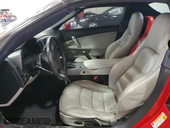 ✅ 2006 Chevrolet Corvette • VIN: 1G1YY36U365112206 • Lot: 82579585. Wystawiony na Copart z przebiegiem 77 541 mil. Bezpłatny archiwum sprzedaży aukcyjnych z USA i szczegółowy raport historii pojazdu na DreamBid. Zdjęcie 7.