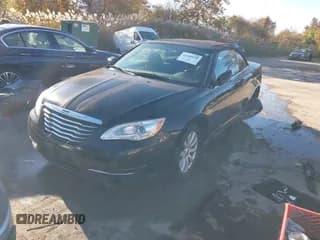 ✅ 2012 Chrysler 200 Touring • VIN: 1C3BCBEB7CN135199 • Лот: 43560248. Опубликован ранее на IAAI с пробегом 106 391 миль. Бесплатный доступ к архиву аукционных продаж из США и подробный отчёт об истории автомобиля на DreamBid. Изображение 2.