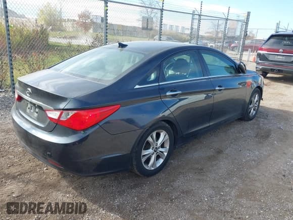 ✅ 2013 Hyundai Sonata SE • VIN: 5NPEC4AC0DH694081 • Лот: 43607672. Опубликован ранее на IAAI с пробегом 200 577 миль. Бесплатный доступ к архиву аукционных продаж из США и подробный отчёт об истории автомобиля на DreamBid. Изображение 4.