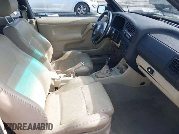 ✅ 2000 Volkswagen Cabriolet GLS • VIN: 3VWDC21V7YM809533 • Lot: 41797684. Wystawiony na IAAI z przebiegiem 68 376 mil. Bezpłatny archiwum sprzedaży aukcyjnych z USA i szczegółowy raport historii pojazdu na DreamBid. Zdjęcie 5.