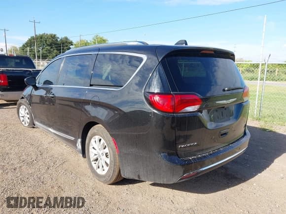 ✅ 2018 Chrysler Pacifica Touring L • VIN: 2C4RC1BGXJR119129 • Lot: 43166038. Listed on IAAI with 180,674 mi. Free auction sales archive from the USA and detailed vehicle history report at DreamBid. Image 3.