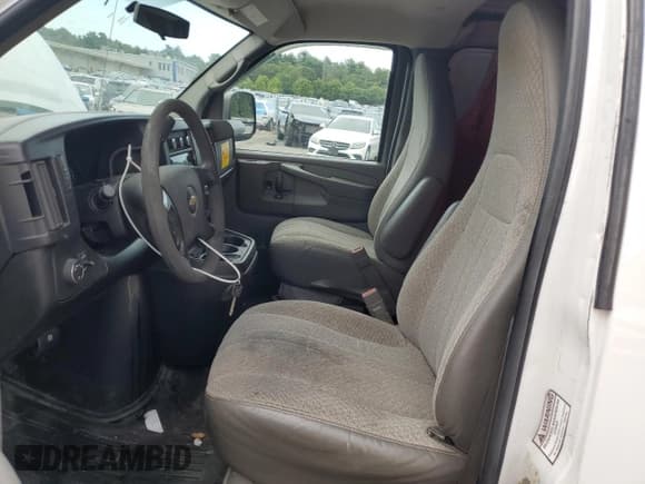 ✅ 2015 Chevrolet Express Cargo • VIN: 1GCWGFCF3F1111105 • Lot: 68623425. Wystawiony na Copart z przebiegiem 208 639 mil. Bezpłatny archiwum sprzedaży aukcyjnych z USA i szczegółowy raport historii pojazdu na DreamBid. Zdjęcie 7.