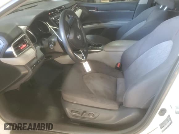 ✅ 2018 Toyota Camry LE • VIN: JTNB11HK6J3007984 • Lot: 93212985. Wystawiony na Copart z przebiegiem 116 679 mil. Bezpłatny archiwum sprzedaży aukcyjnych z USA i szczegółowy raport historii pojazdu na DreamBid. Zdjęcie 7.