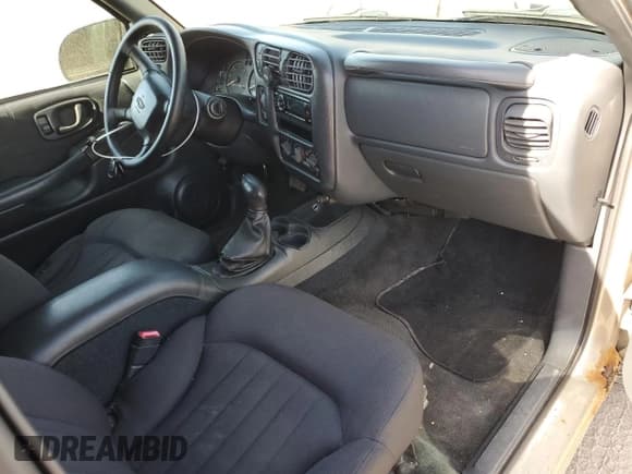 ✅ 2005 Chevrolet Blazer LS • VIN: 1GNCT18X55K111366 • Lot: 54942375. Wystawiony na Copart z przebiegiem Nie podano. Bezpłatny archiwum sprzedaży aukcyjnych z USA i szczegółowy raport historii pojazdu na DreamBid. Zdjęcie 8.