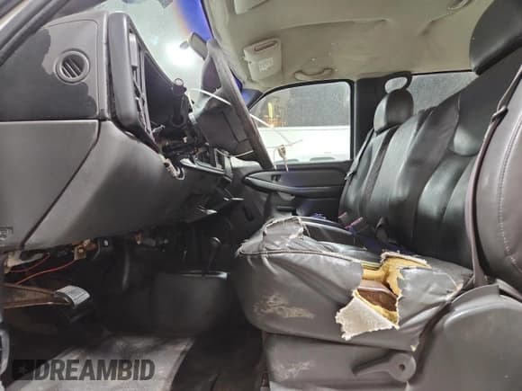 ✅ 2003 Chevrolet Silverado 2500HD LS • VIN: 1GCHK23U53F205984 • Lot: 93375735. Wystawiony na Copart z przebiegiem 170 525 mil. Bezpłatny archiwum sprzedaży aukcyjnych z USA i szczegółowy raport historii pojazdu na DreamBid. Zdjęcie 7.