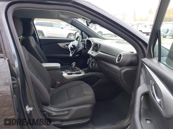 ✅ 2021 Chevrolet Blazer LT • VIN: 3GNKBHR4XMS513009 • Lot: 40652751. Wystawiony na IAAI z przebiegiem 34 068 mil. Bezpłatny archiwum sprzedaży aukcyjnych z USA i szczegółowy raport historii pojazdu na DreamBid. Zdjęcie 5.