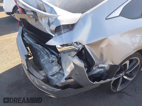 2018 Honda Accord Sport z VIN 1HGCV1F35JA266889, wystawiony jako IAAI lot #43383338 z przebiegiem 64 603 mil mil oraz . Historia ofert i sprzedaży dostępna na DreamBid. Obrazek 17.