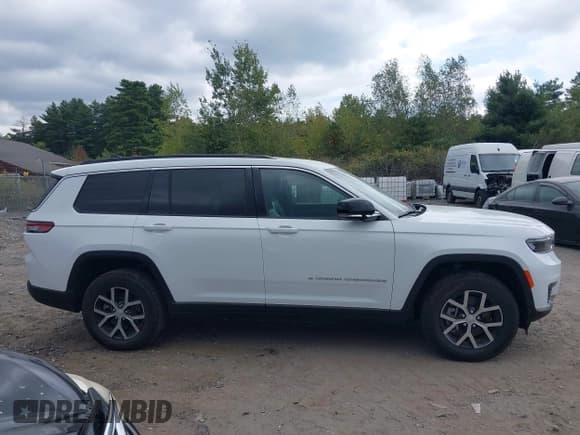 ✅ 2024 Jeep Grand Cherokee Limited • VIN: 1C4RJKBG5R8623414 • Lot: 43293911. Wystawiony na IAAI z przebiegiem 3 338 mil. Bezpłatny archiwum sprzedaży aukcyjnych z USA i szczegółowy raport historii pojazdu na DreamBid. Zdjęcie 13.