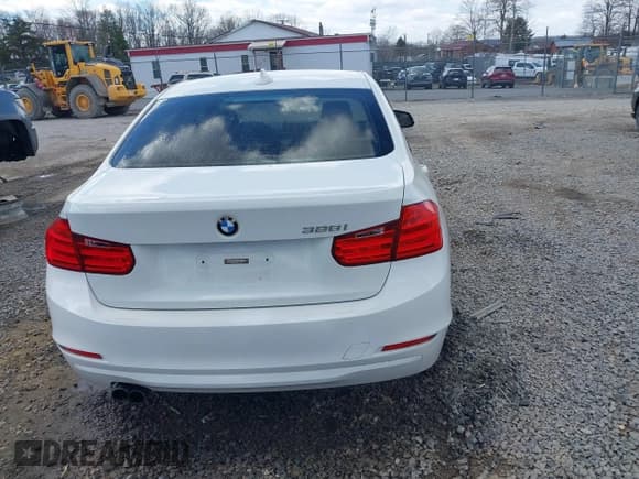 ✅ 2015 BMW 3 Series 328i • VIN: WBA3C1C56FK118629 • Lot: 41863460. Wystawiony na IAAI z przebiegiem 83 176 mil. Bezpłatny archiwum sprzedaży aukcyjnych z USA i szczegółowy raport historii pojazdu na DreamBid. Zdjęcie 17.
