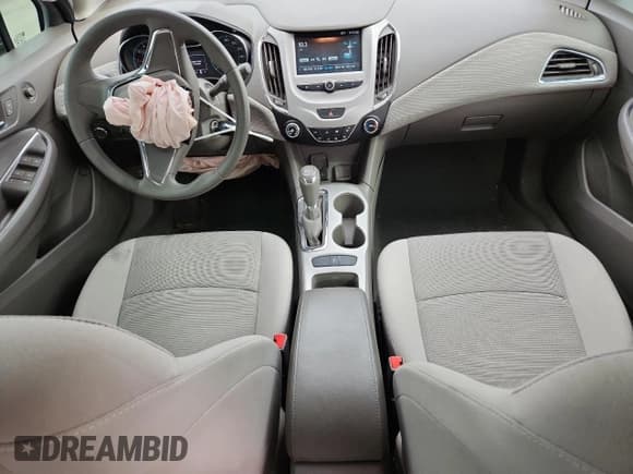 ✅ 2018 Chevrolet Cruze LS • VIN: 1G1BC5SM1J7151072 • Lot: 82407215. Wystawiony na Copart z przebiegiem 64 226 mil. Bezpłatny archiwum sprzedaży aukcyjnych z USA i szczegółowy raport historii pojazdu na DreamBid. Zdjęcie 8.